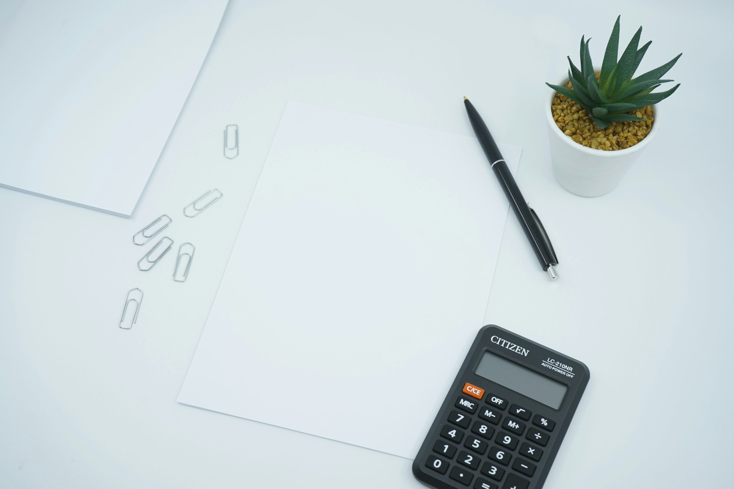Carnet, calculatrice et stylo sur un bureau pour préparer un budget