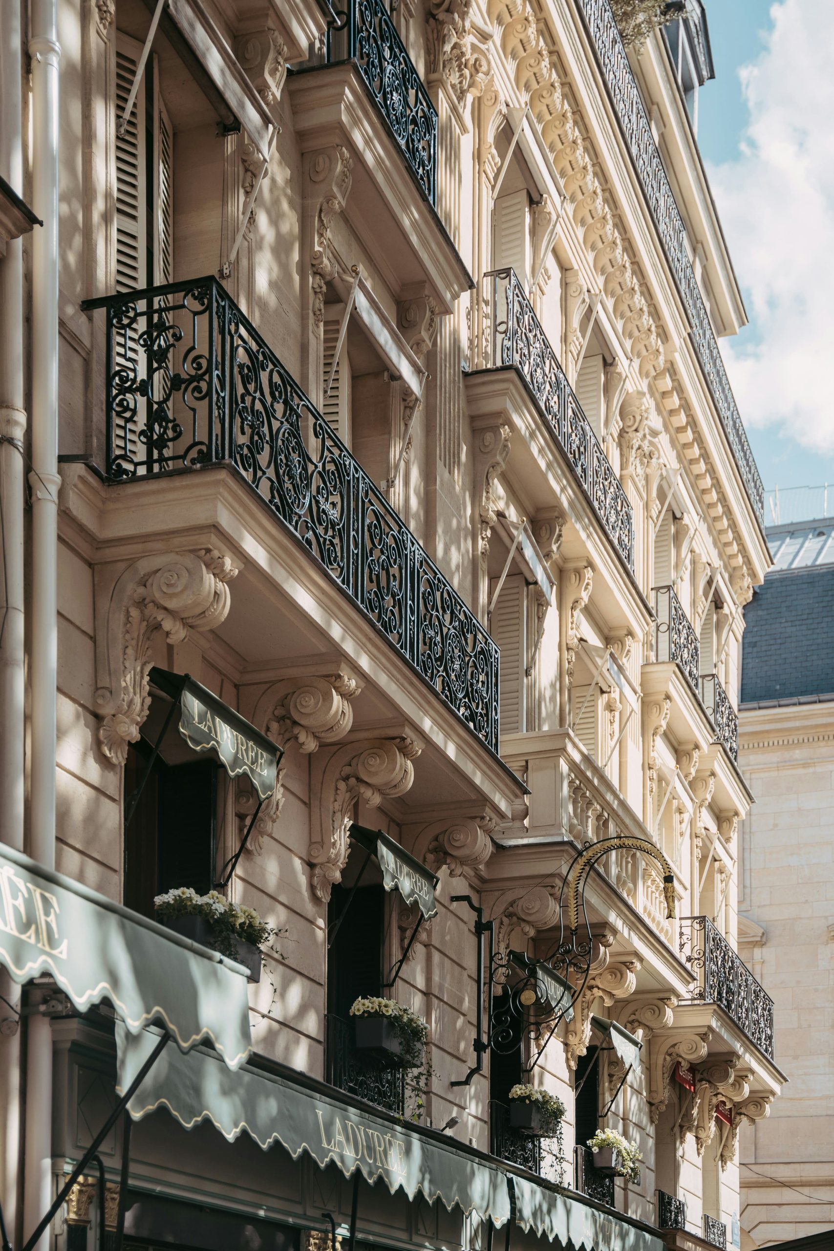 Façade en pierre d’un immeuble parisien aux balcons ouvragés